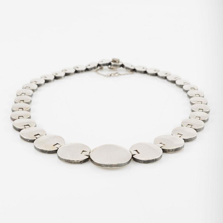 Collier silver.