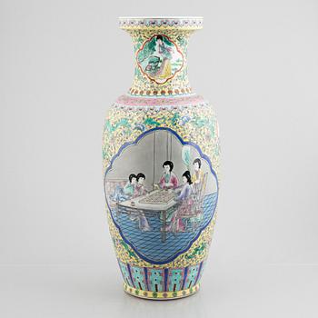A Chinese porcelain vase, second half of te 20th century.