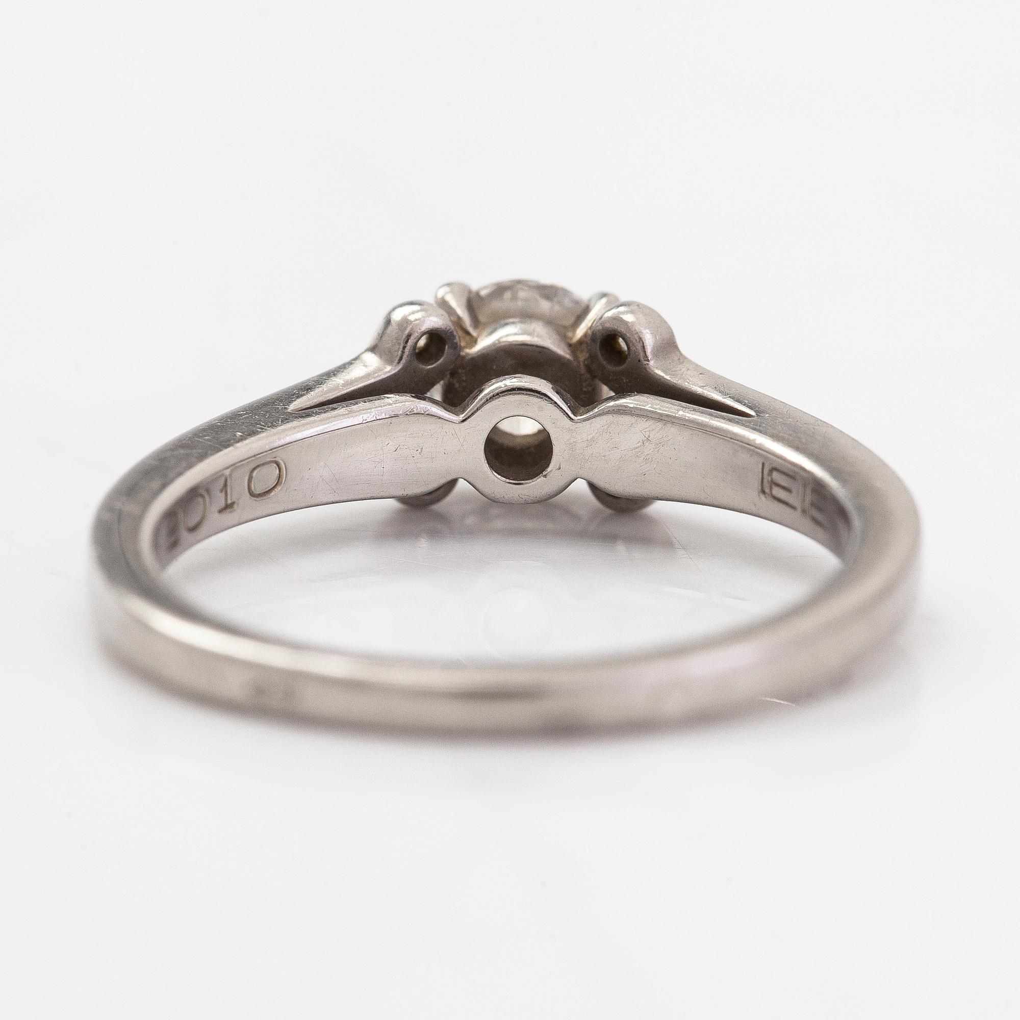 Cartier, sormus, platinaa ja briljanttihiottu timantti noin 0.45 ct.  GIA todistus ja sertifikaatti.