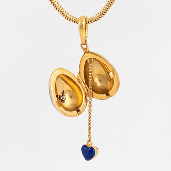 FABERGÉ-ÄGG, 18K guld med blå emalj och runda briljantslipade diamanter, med kedja, med etui.