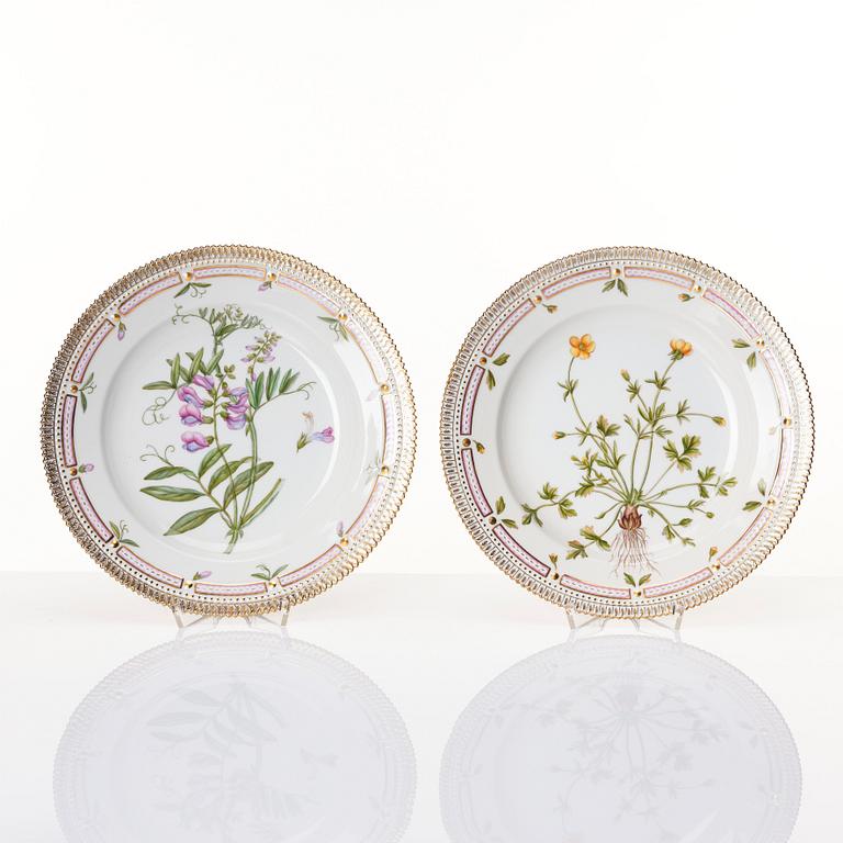 A set of 12 Royal Copenhagen 'Flora Danica' plates, Denmark, 20th Century.