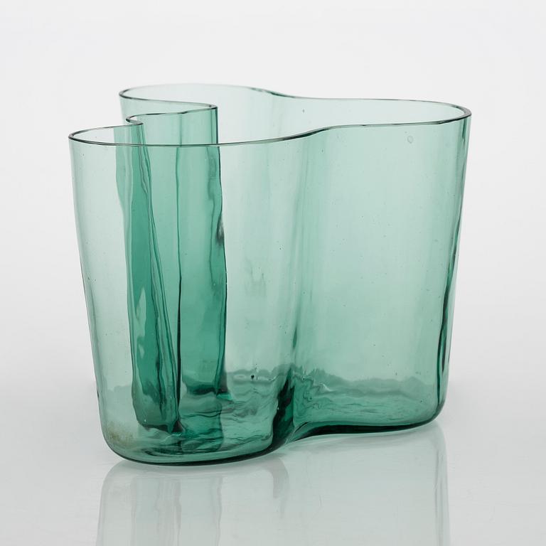 Alvar Aalto, A '9750' vase Karhula Glassworks in production 1937-1949.