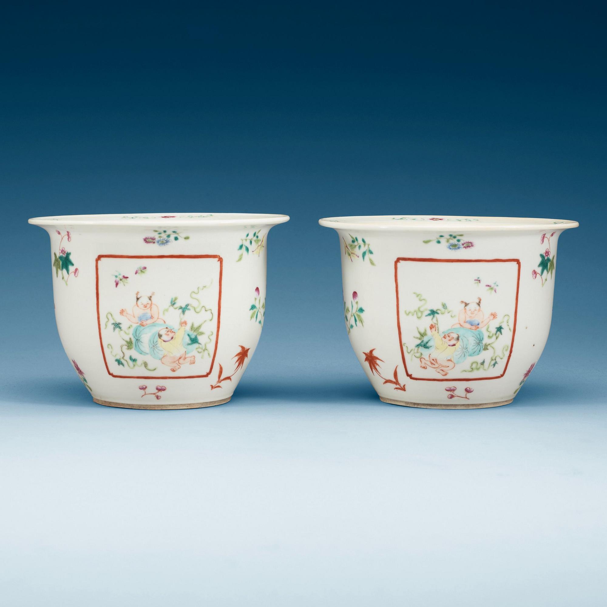 YTTERFODER, ett par, porslin. Republik, 1900-talets första hälft, med Qianlong fyra karaktärers märke.