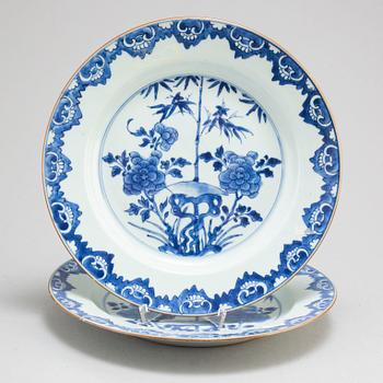 A pair of blue and white export porcelain serving dishes, Qing dynasty, Qianlong (1736-95).