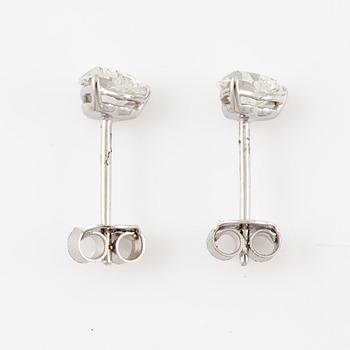 Örhängen, 18K vitguld med hjärtformade briljantslipade diamanter totalt 1 ct, medföljande GIA dossier.