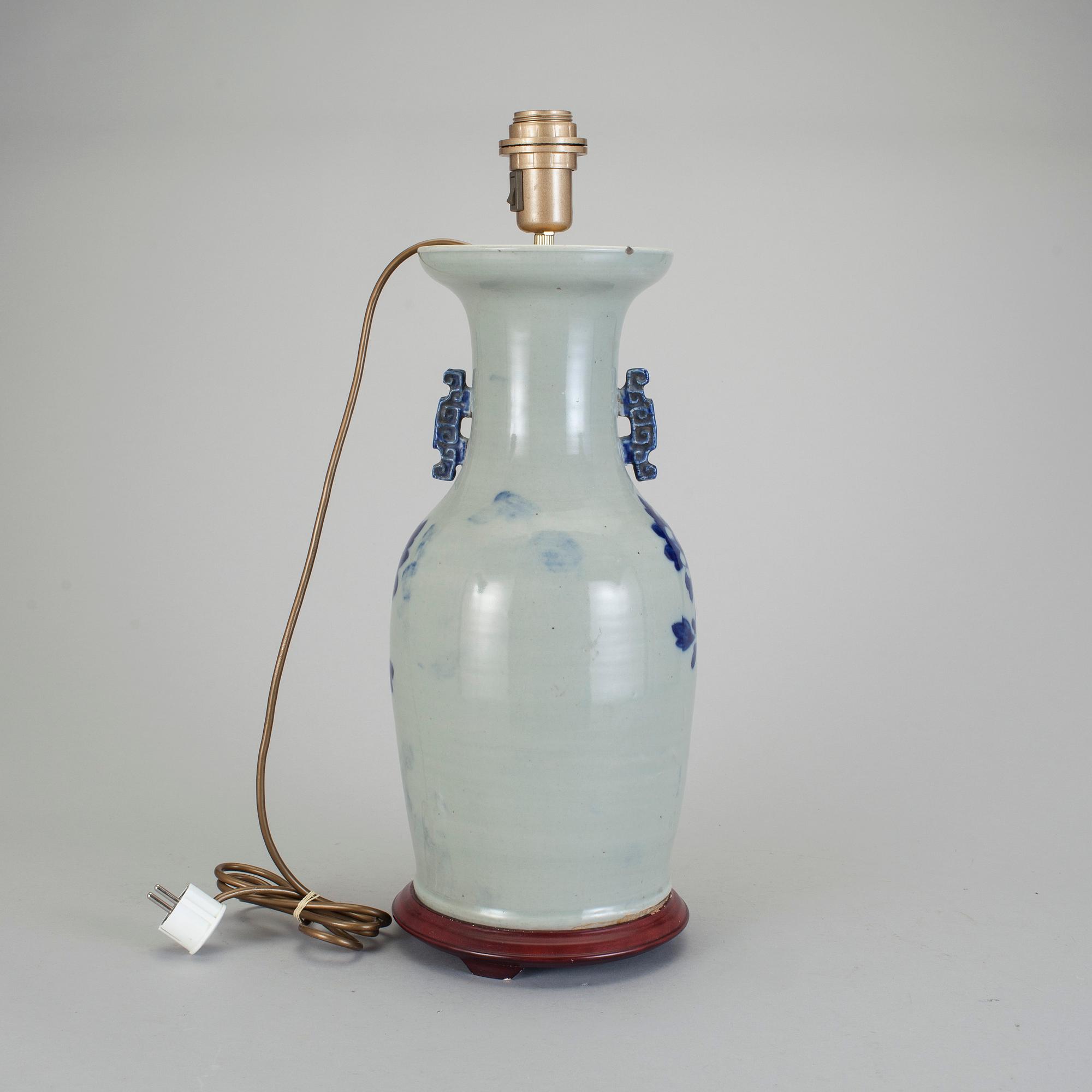BORDSLAMPA. Porslin, Kina 1800-talets slut.