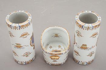 GOLVVASER, ett par samt JARDINIERE, porslin, 1900-talets andra hälft.