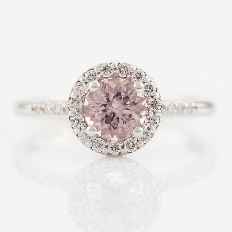 Ring in 18K gold with a faceted morganite and round brilliant-cut diamonds.
