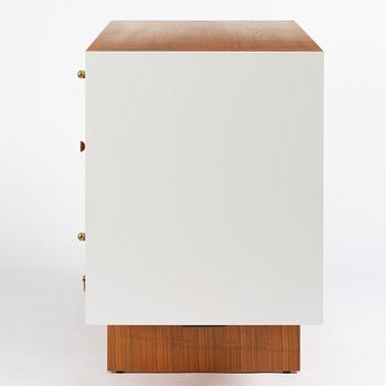 Josef Frank, sideboard, modell 2137, Firma Svenskt Tenn, samtida produktion.