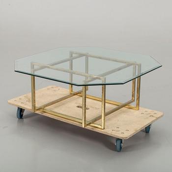 A GLASS TOP COFFEE TABLE.