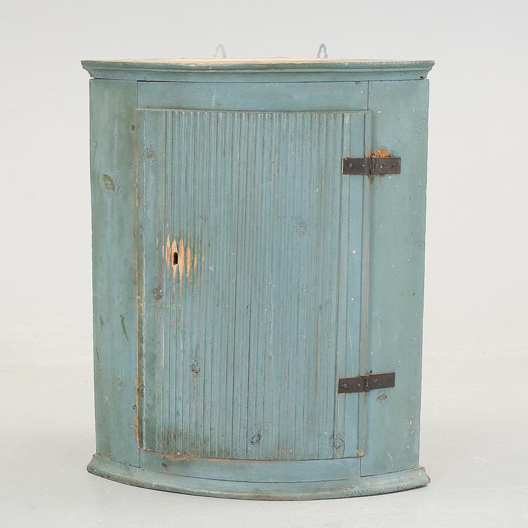 HÄNGSKÅP FÖR HÖRN. Allmoge. Hälsingland, 1700-1800-tal.