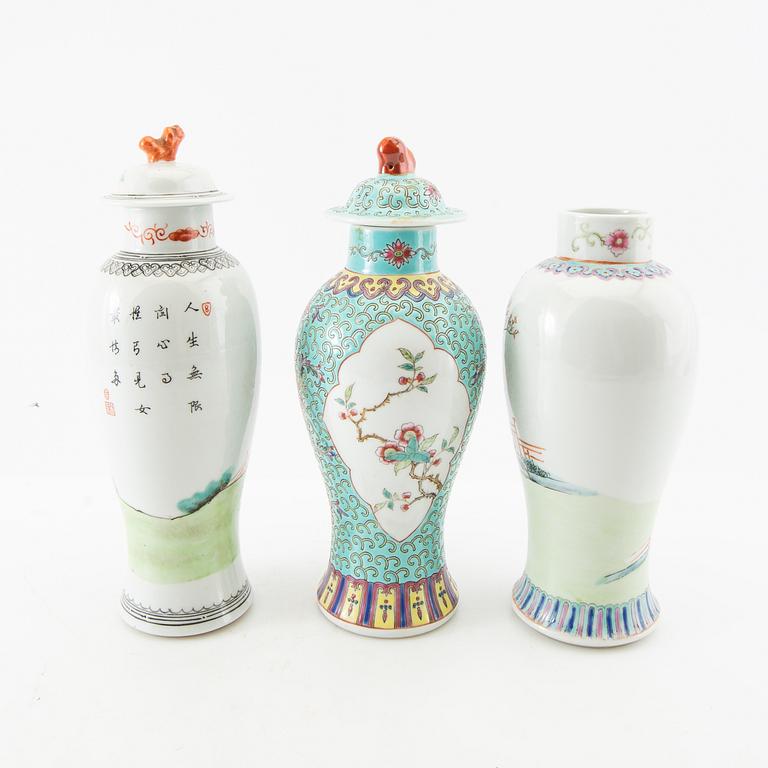 Lockurnor 3 st Kina 1900-tal porslin.