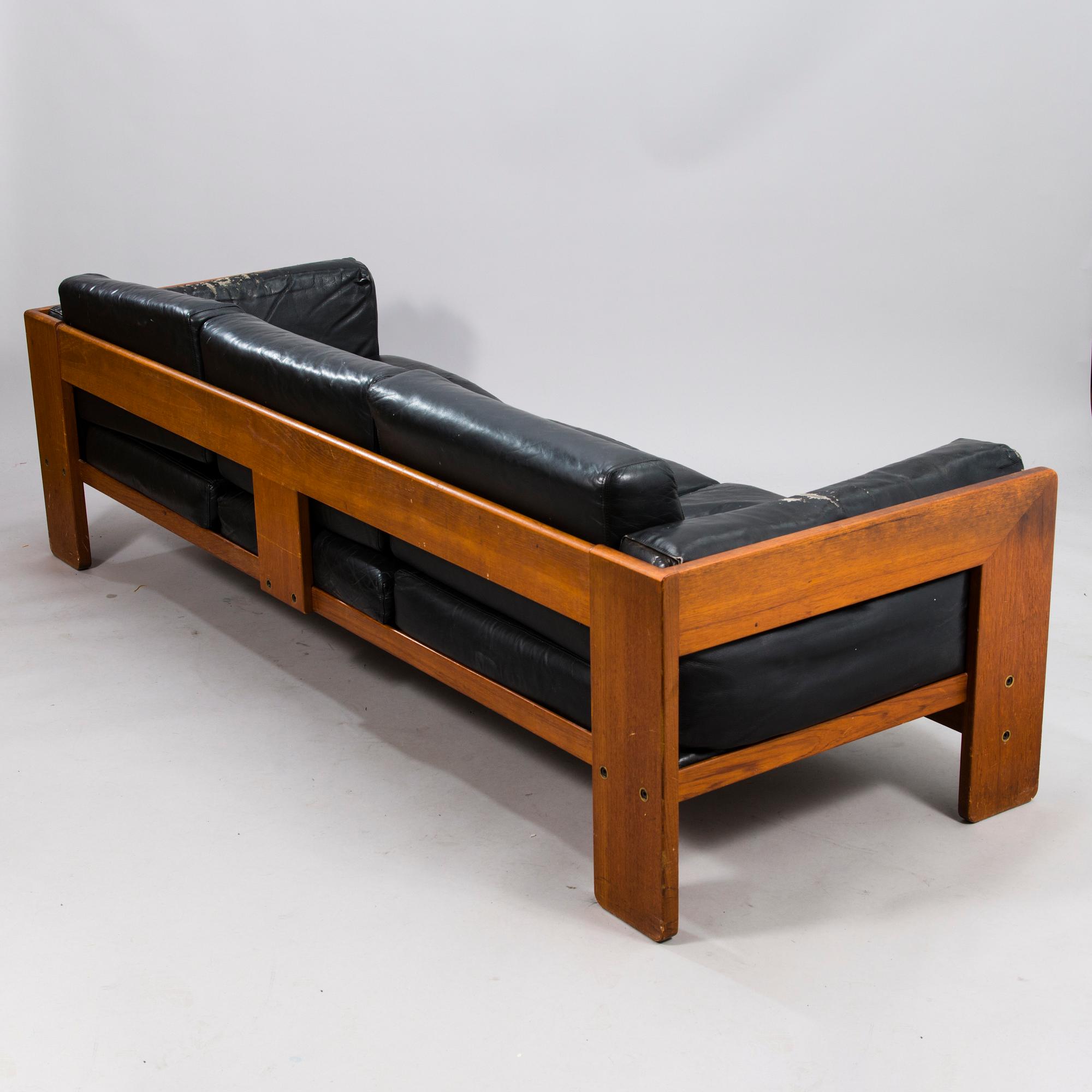 TOBIA SCARPA, a 'Bastiano' leather upholstered teak sofa from Haimi, Finland, the latter half of the 20th century.