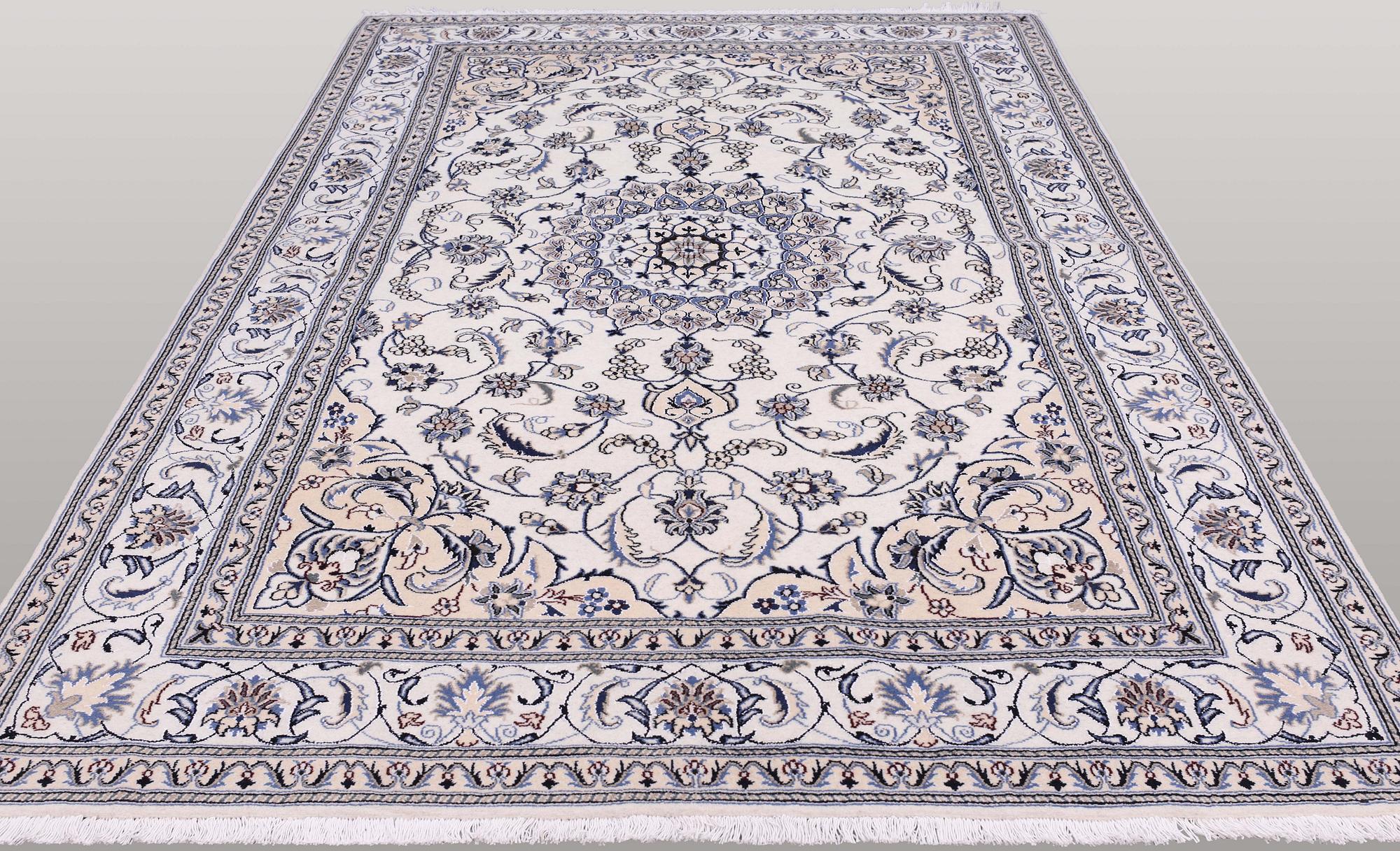 Nain, part silk, ca 312 x 205 cm.