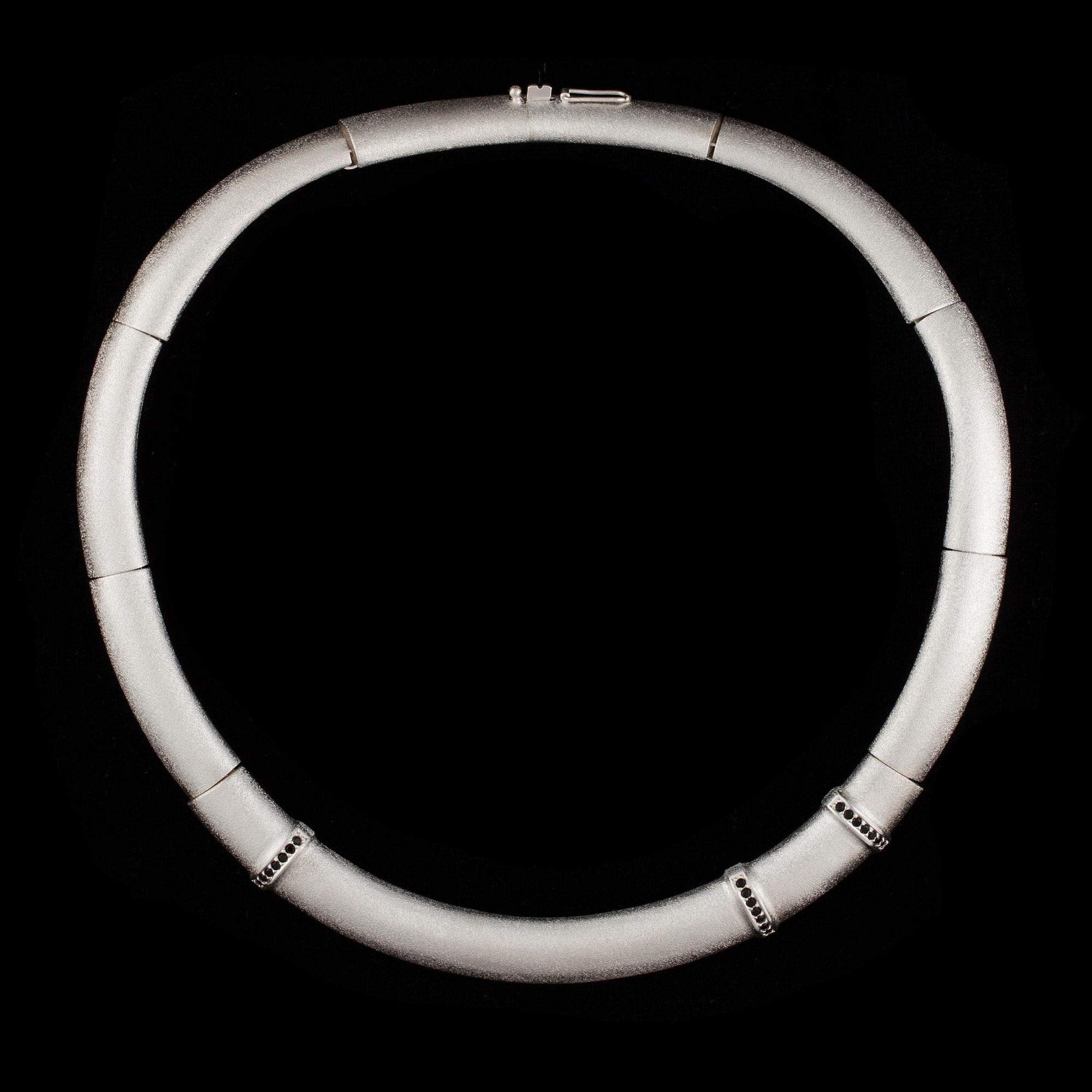 HALSSMYCKE, Black & White, sterling silver, svarta spineller, Chao-Hsien Kuo, Lapponia 2007. Vikt 148 g.