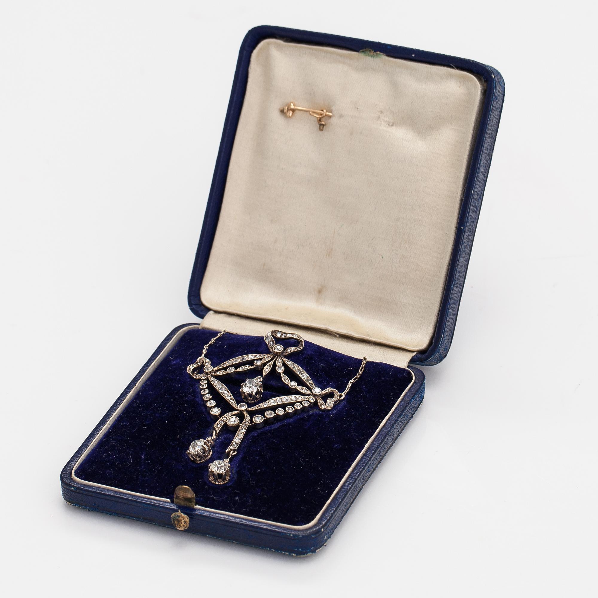 Halsband/Brosch, Belle époque, silverplatina, gammalslipade och rosenslipade diamanter ca 2.50 ct tot. Tidigt 1900-tal.
