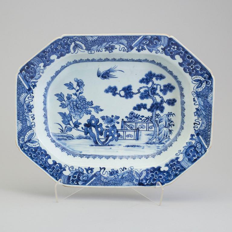 A blue and white tureenstand, Qing dynasty, Qianlong (1736-95).