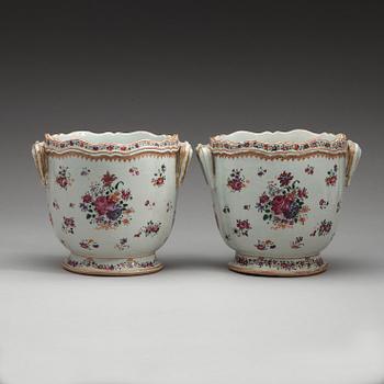 VINKYLARE, ett par, kompaniporslin. Qingdynastin, Qianlong (1736-95).