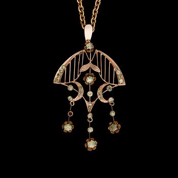 A PENDANT, demantoid garnets, 14K (56) gold. Moscow, early 1900s.