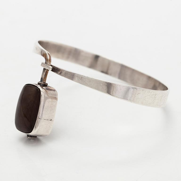 Armring, rökkvarts, silver, Veikko Reinikka, Kalevala Koru, Helsingfors 1960.