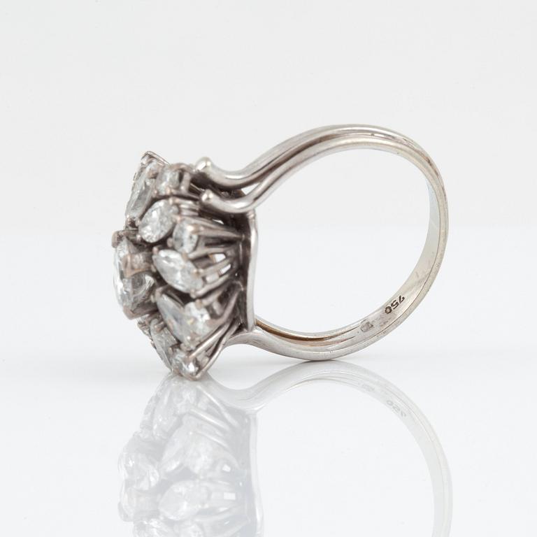 RING med diamanter i karmoseringsmodell, ca 1.80 ct.