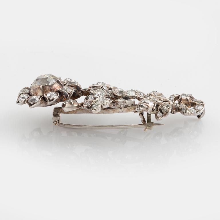 Brosch silver med gammalslipade diamanter, i form av en blomkvist.
