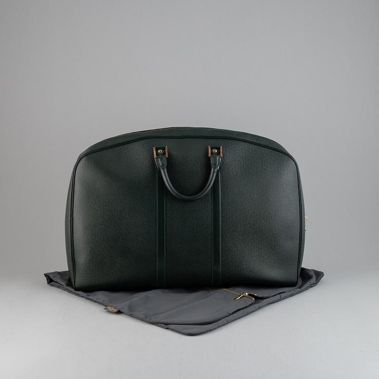 LOUIS VUITTON, 'Helanga' weekendbag with garment cover.