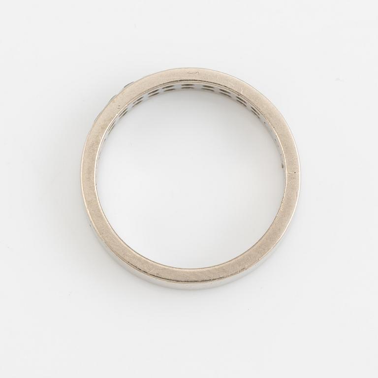 Ring, halvallians, två rader med briljant-och åttkantslipade diamanter.