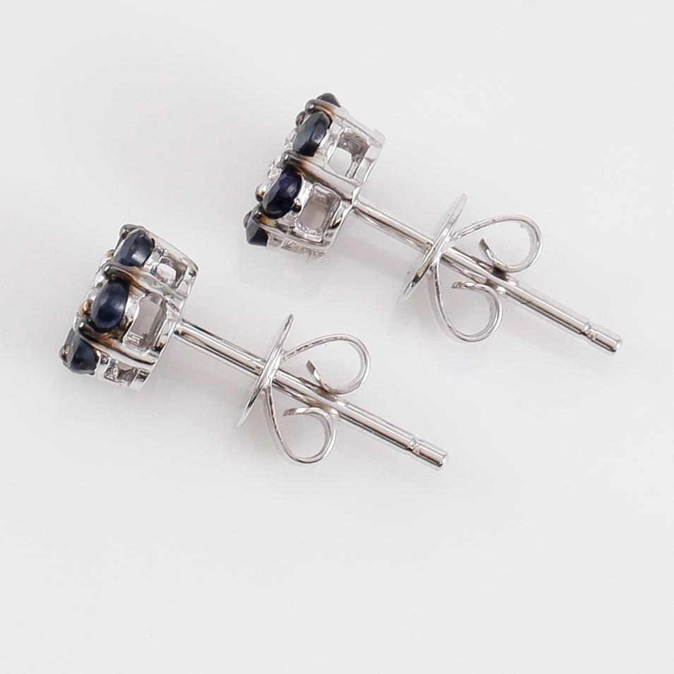 ÖRHÄNGEN, 1 par, 18K vitguld, diamanter tot ca 0.08 ct. och safirer tot ca 0.59 ct.