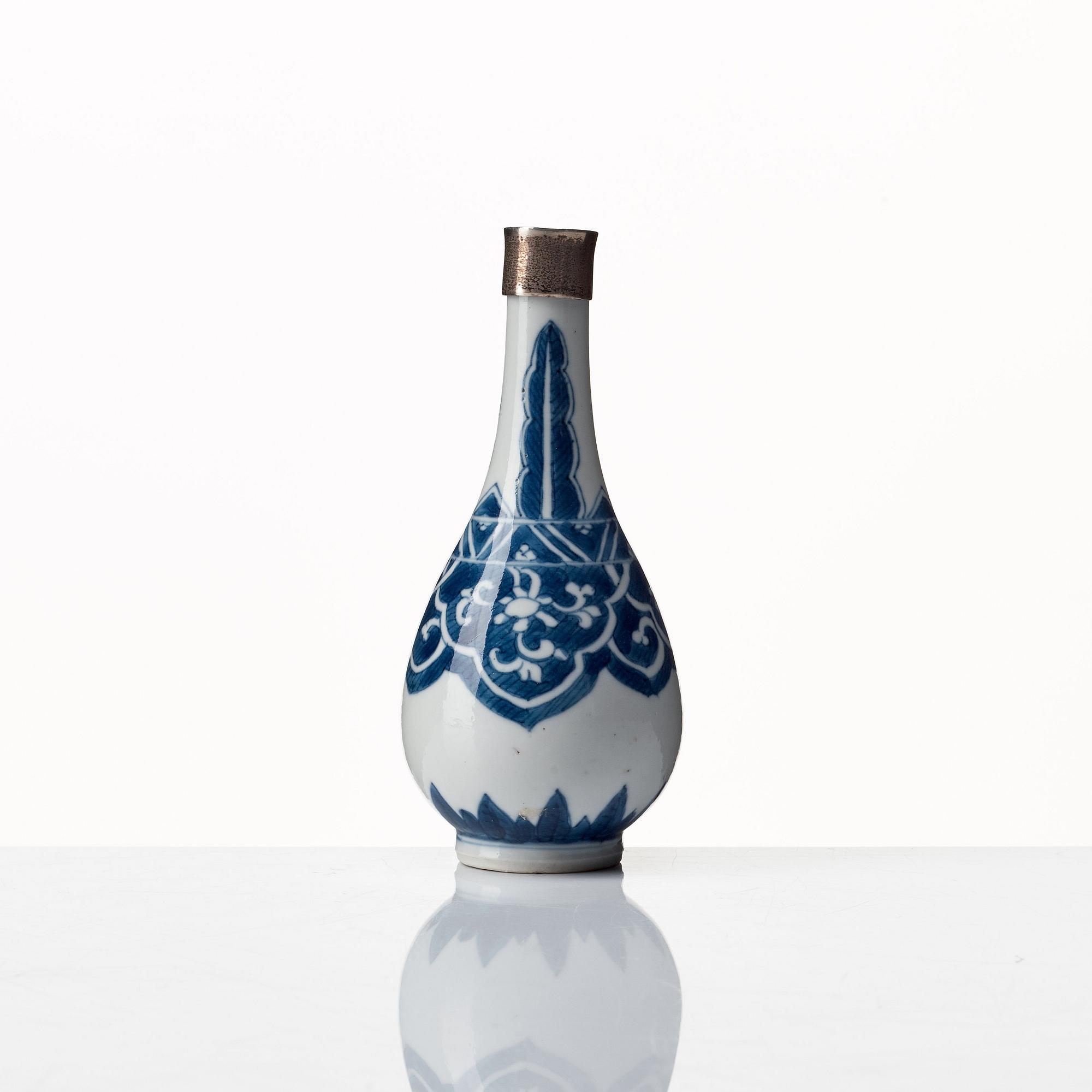 Two blue and white vases, Qing dynasty, Kangxi (1662-1722).