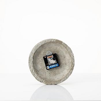Stina Lindholm, kruka, "Spira", Skulpturfabriken, samt kruka och väggklocka i betong, samtida produktion.