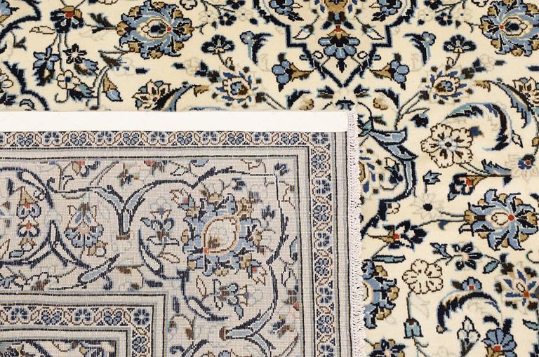 A Keshan carpet, approx. 302 x 203 cm.