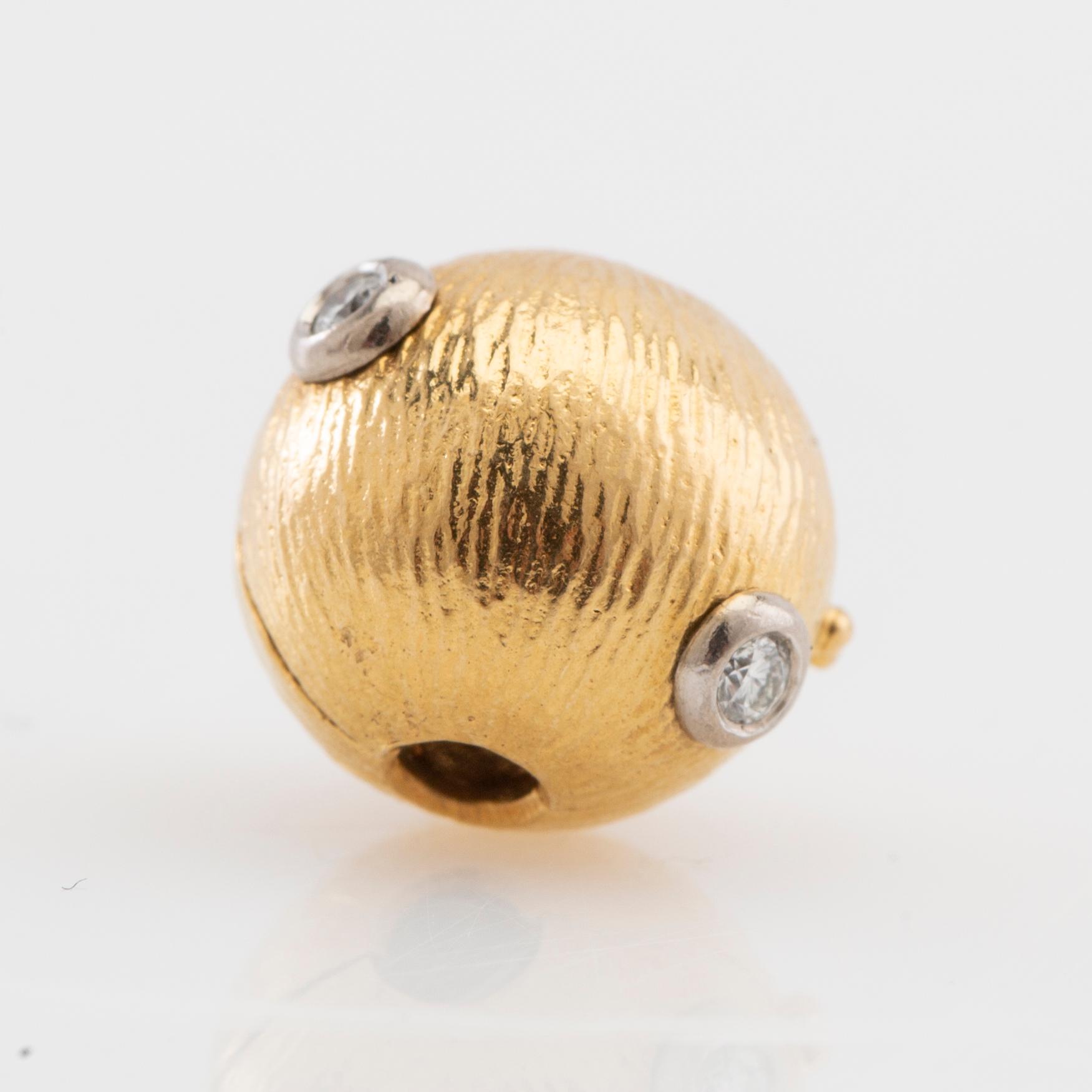 Ole Lynggaard, 18K gold clasp with round brilliant-cut diamonds.