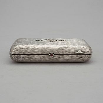 CIGARETTETUI, silver, Nikolay Shepelev, Riga, Lettland. 1902-1919. Vikt ca 325 gram.