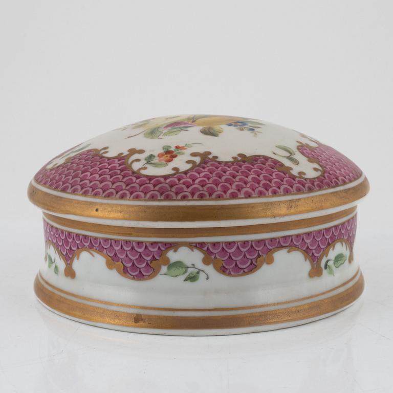 A porcelain box, 19th Century.