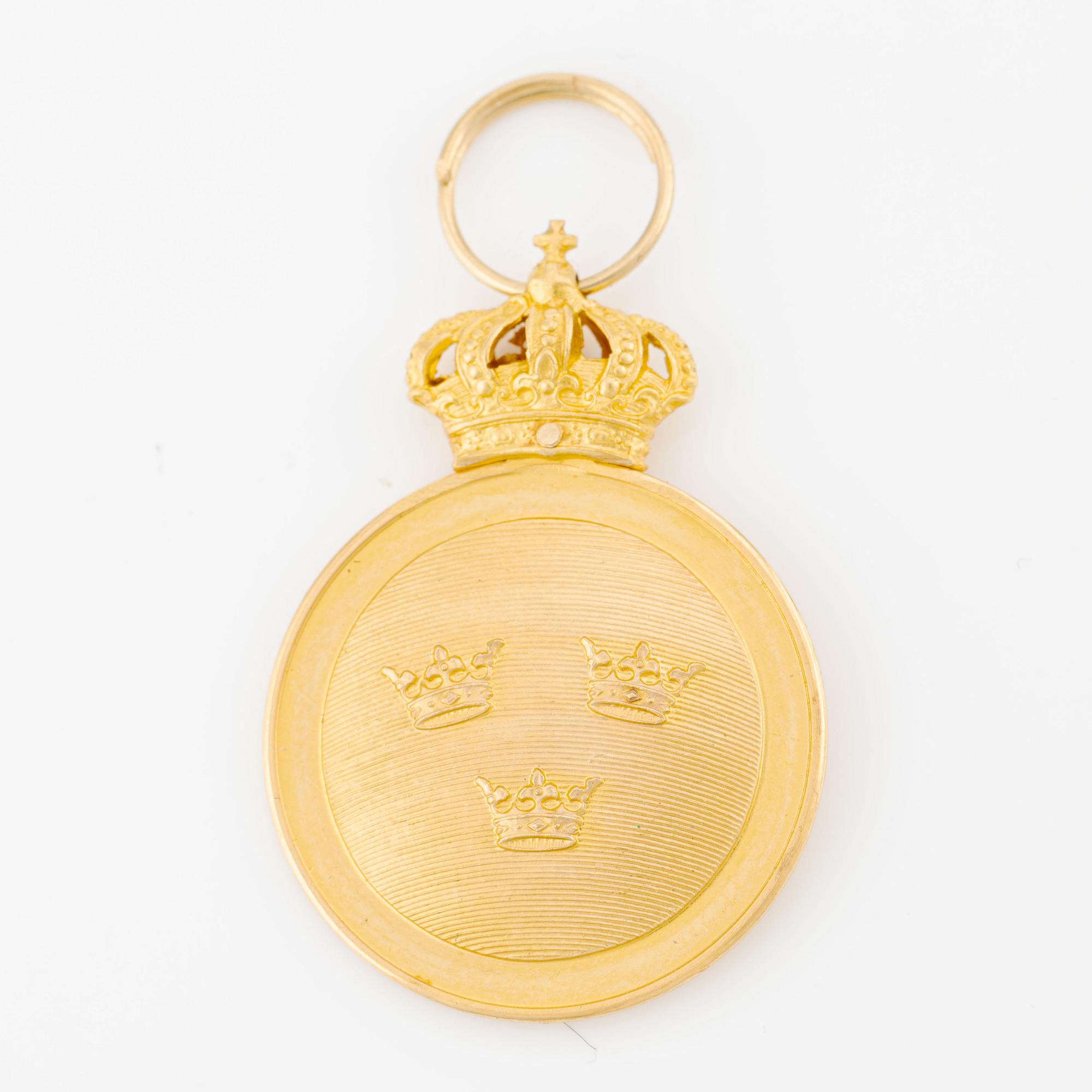 Vasamedaljen 5:e storleken, i guld samt Svärdsmedaljen i silver. I etuier.