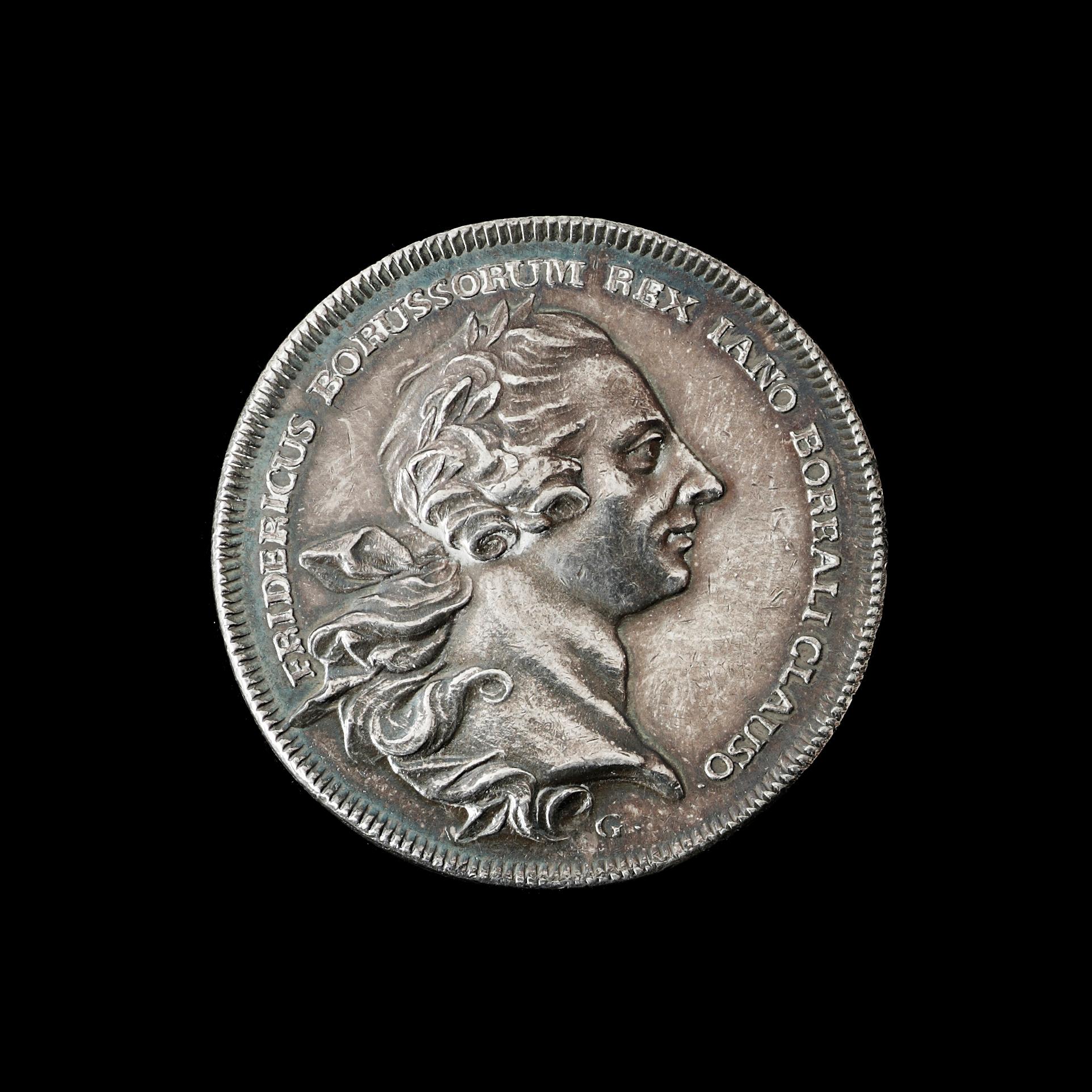 MEDALJ. Fred mellan Sverige och Preussen avslutad i Hamburg 1762. Utförd av N. Georgii i Berlin. Silver 3,4 cm 15,3 g.
