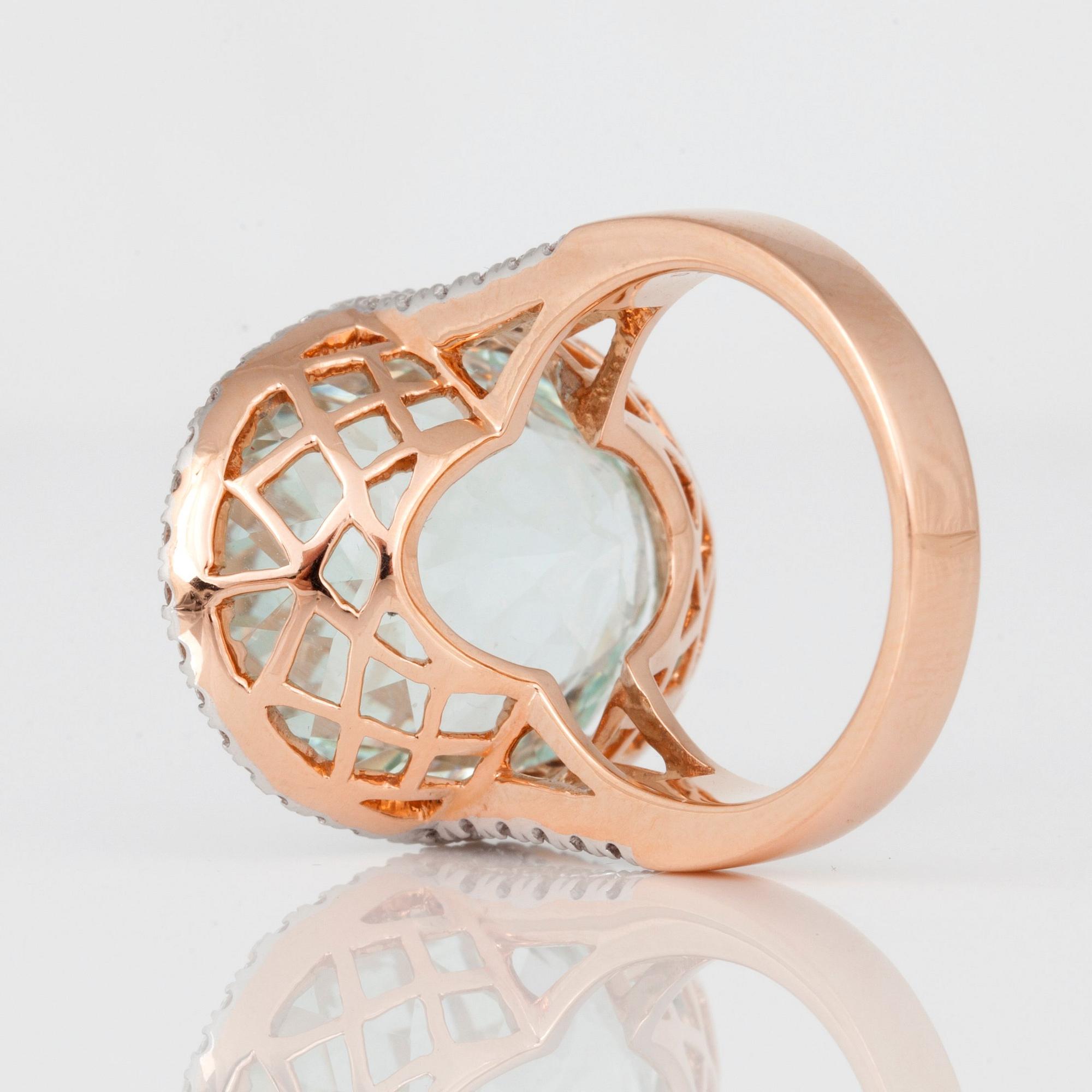 RING med akvamarin 20.70ct samt diamanter totalt 0.83ct.