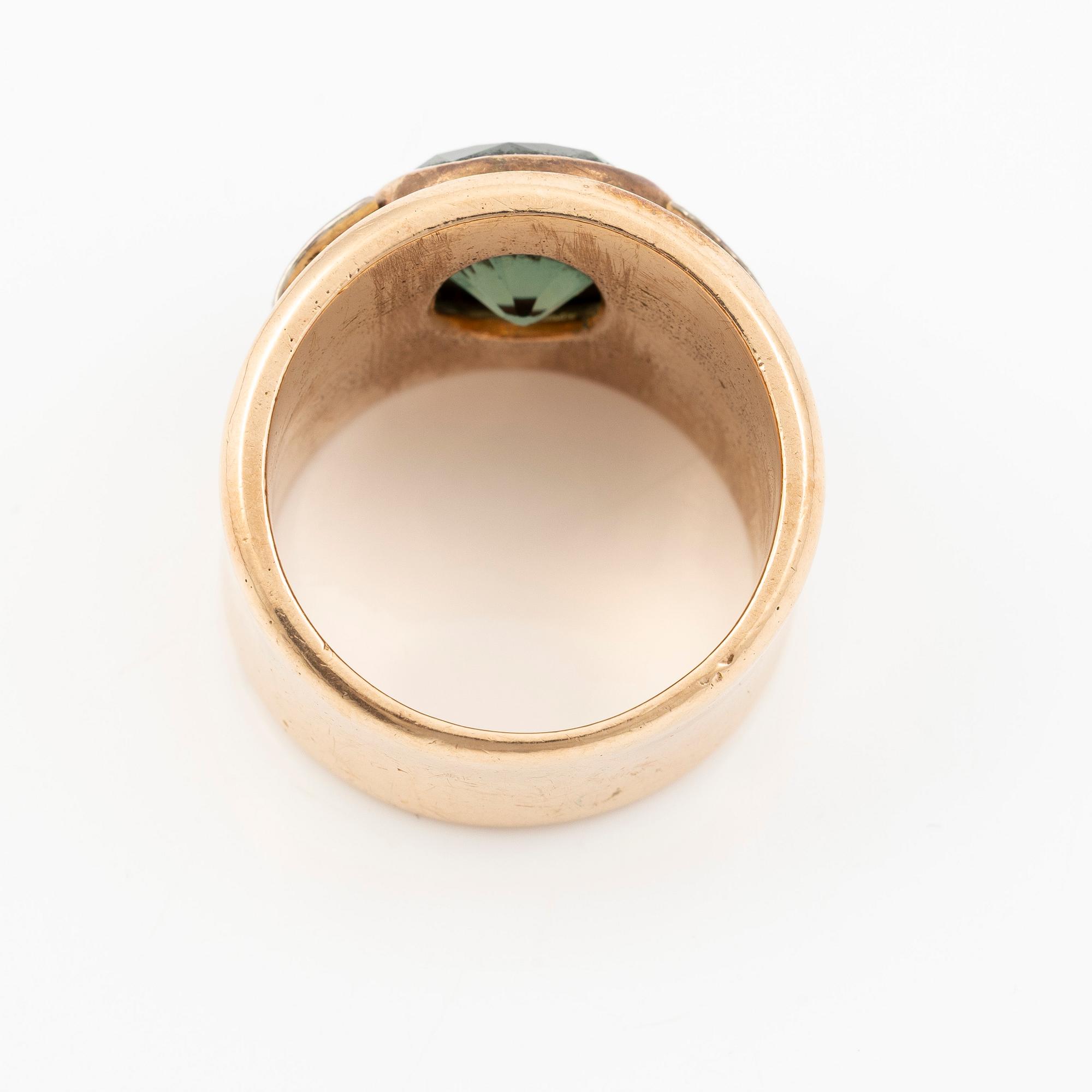 Ring, guld med syntetisk grön sten och briljantslipade diamanter.
