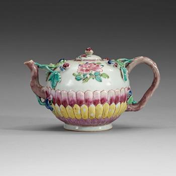 251. A famille rose tea pot with cover, Qing dynasty, Qianlong (1736-95).