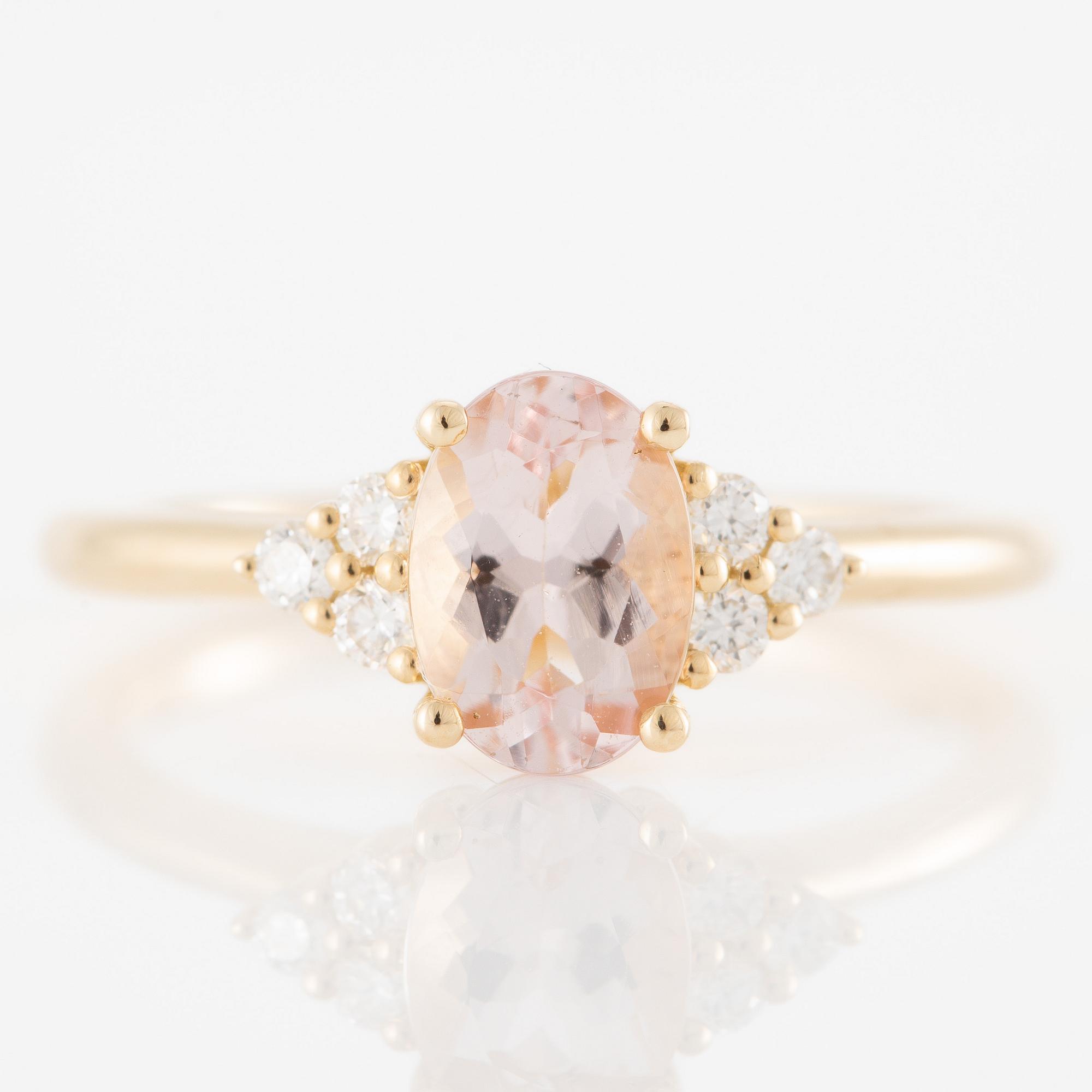Ring in 14K gold with an oval-cut morganite and brilliant-cut diamonds.