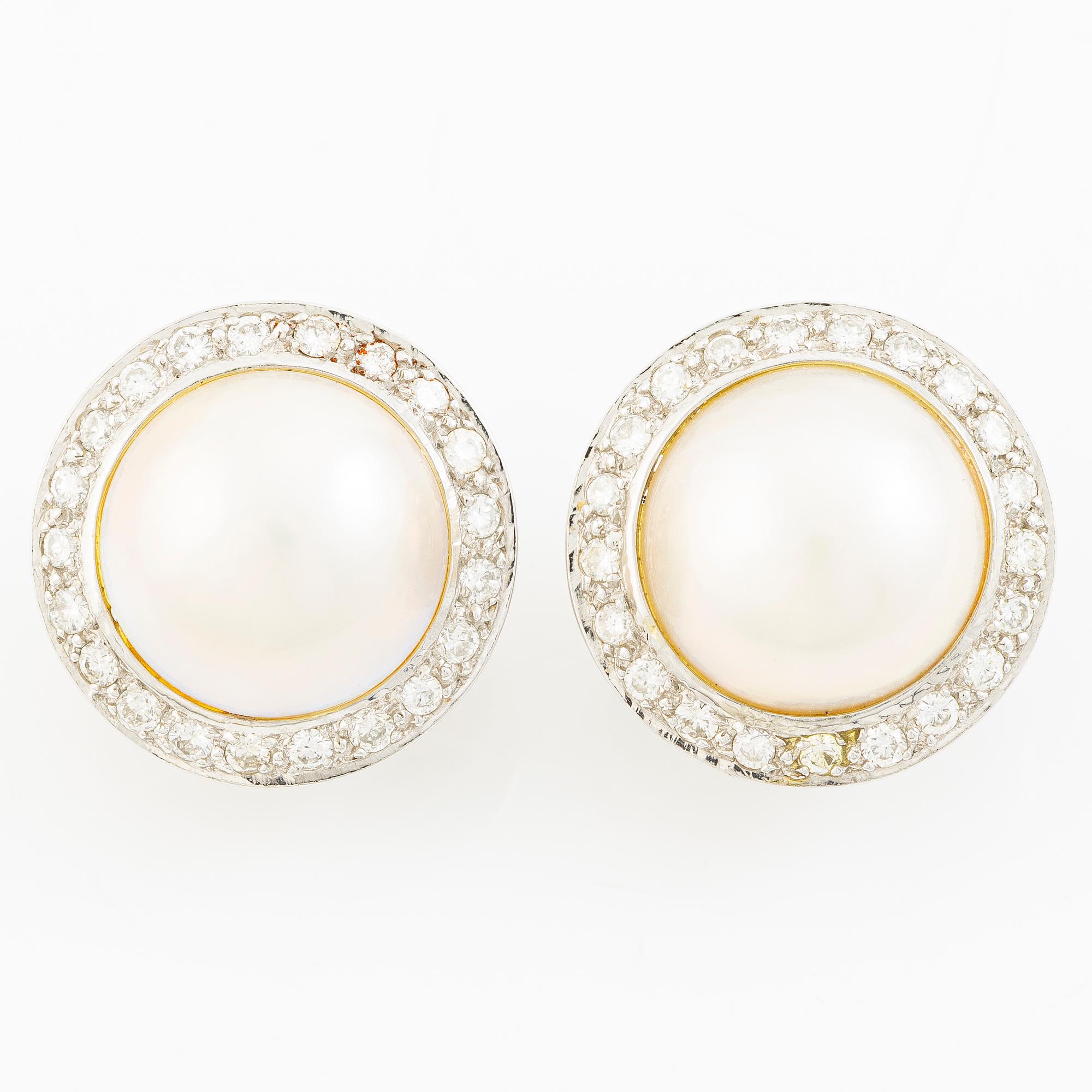 Örhängen 18K vitguld med mabepärlor och runda briljantslipade diamanter.