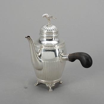 KAFFE- och TE-SERVIS, 4 delar, silver, gustaviansk stil, Axel Bergman, Stockholm, 1910. Total vikt ca 1425 g.