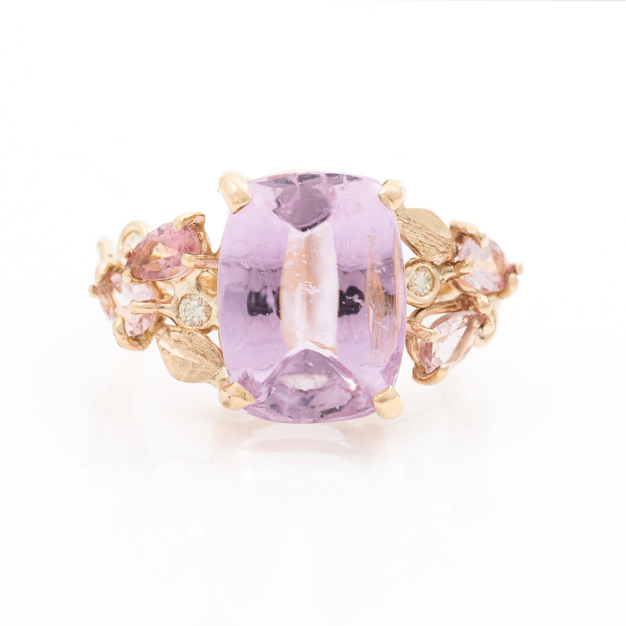 Ring, Mandelstam, 18K gold with an approx. 11.72 ct kunzite, brilliant-cut diamonds and pear-shaped tourmalines.
