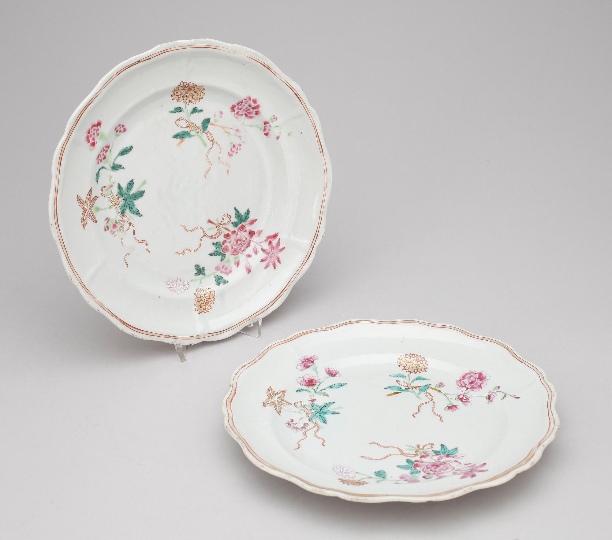 TALLRIKAR, ett par, porslin, Kina, Qianlong (1736-1796).