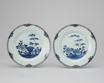 A set of seven blue and white dinner plates, Qing dynasty, Qianlong (1736-95).