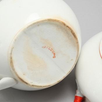 An eartheware porrige tureen and a jug from Göteborg, around the year 1900.