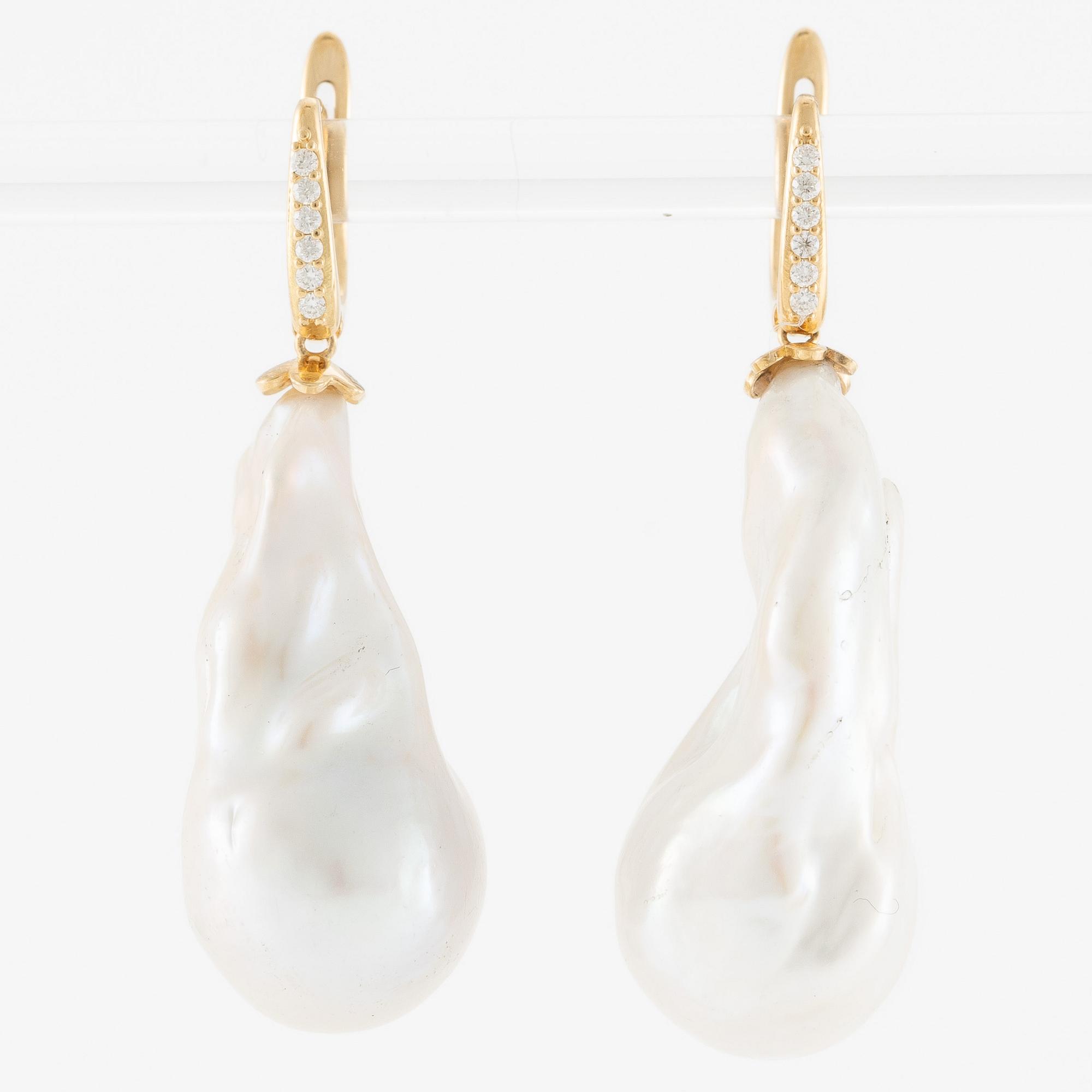 Earrings 18K gold with cultured baroque freshwater pearls and brilliant-cut diamonds.