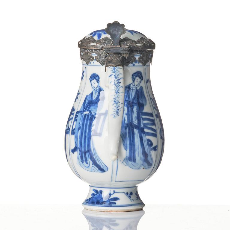 Two blue and white 'lange lisen' vases and a ewer, Qing dynasty, Kangxi (1662-1722).