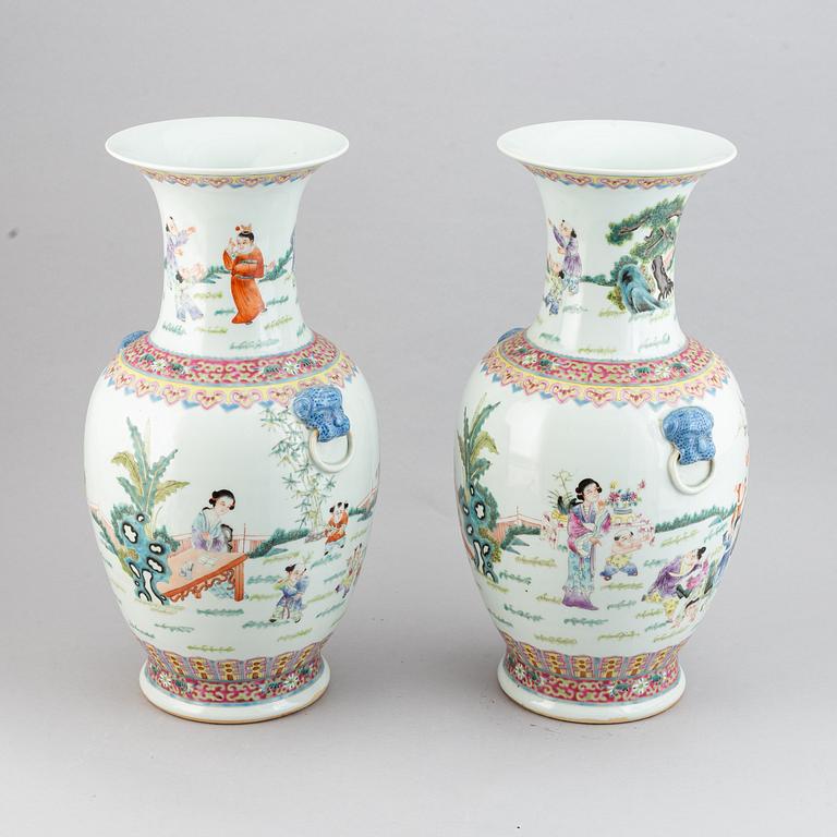 A pair of Chinese vases, second half of the 20th Century.